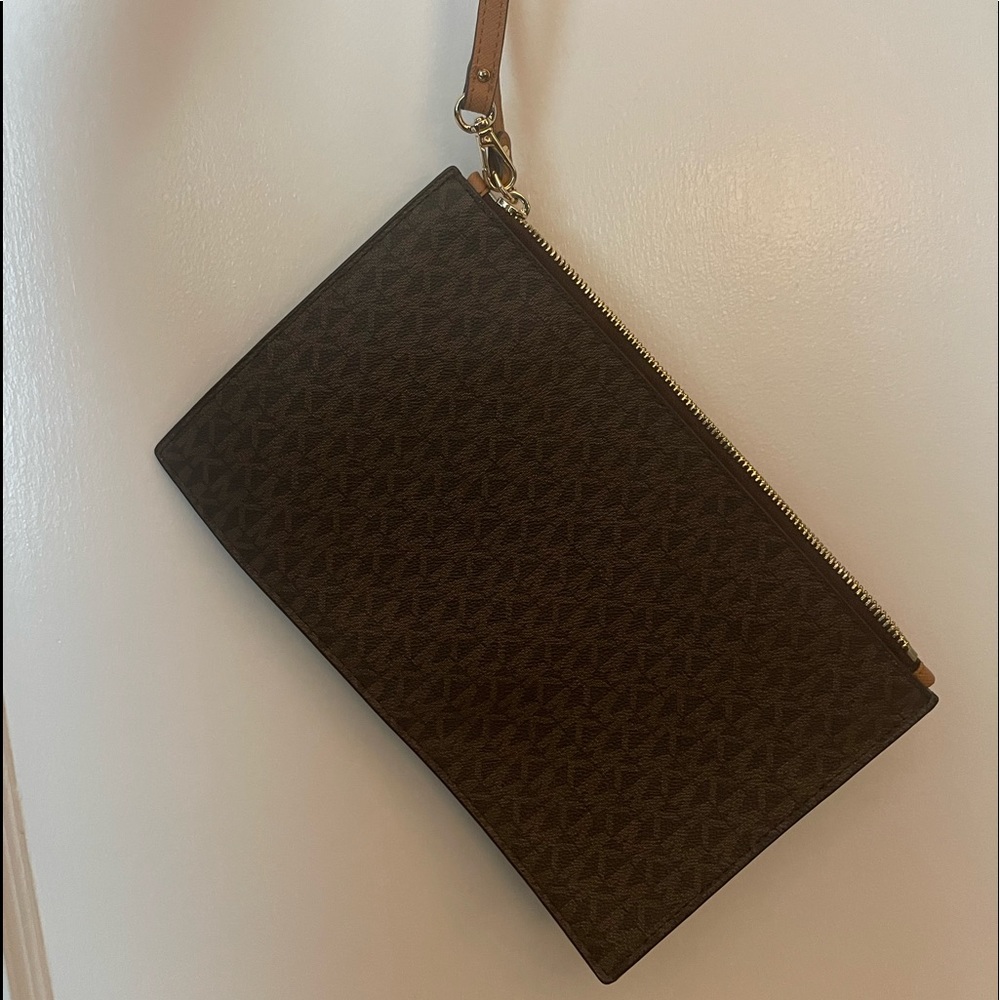 Large wrist bag